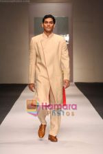 Model walk the ramp for Rajvi Mohan at Delhi Fashion Week on 3rd December 2008 (19).JPG