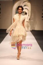 Model walk the ramp for Tarun Tahiliani at Delhi Fashion Week on 3rd December 2008 (21).JPG