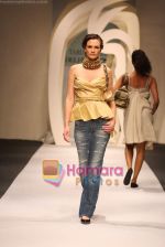 Model walk the ramp for Tarun Tahiliani at Delhi Fashion Week on 3rd December 2008 (23).JPG