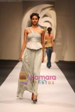 Model walk the ramp for Tarun Tahiliani at Delhi Fashion Week on 3rd December 2008 (24).JPG