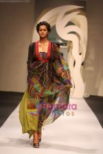 Model walk the ramp for Tarun Tahiliani at Delhi Fashion Week on 3rd December 2008 (33).JPG