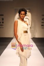 Model walk the ramp for Tarun Tahiliani at Delhi Fashion Week on 3rd December 2008 (4).JPG