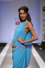 Model walk the ramp for Surily at Wills Fashion Week (4).JPG