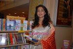Juhi Chawla launches R K Anand_s book Child Care 2 in Cross words book store on 9th December 2008(23).JPG
