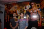 Aamir Khans six pack secret in Ghajini revealed with trainer Satya in Barbarian Gym on 14th December 2008 (16).JPG