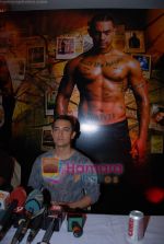 Aamir Khans six pack secret in Ghajini revealed with trainer Satya in Barbarian Gym on 14th December 2008 (27).JPG