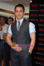 Aamir Khan at the launch of the Van Heusen_s Ghajini collection in PVR Mall on 16th December 2008 (22).JPG