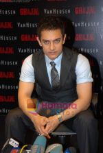 Aamir Khan at the launch of the Van Heusen_s Ghajini collection in PVR Mall on 16th December 2008 (26).JPG