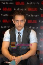 Aamir Khan at the launch of the Van Heusen_s Ghajini collection in PVR Mall on 16th December 2008 (27).JPG