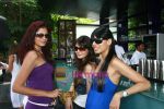 Candice Pinto, Aanchal Kumar & Shonal Rawat at Tiger Sunday Sunsets at Stone Water Grill on 21st December 2008.JPG