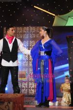 Akshay Kumar, Deepika Padukone at LUX Sabsey Favourite Kaun Grand Finale in Star Gold on 23rd December 2008 (3).JPG