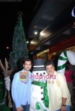 Arjan Bajwa and Ashok Pandit at biggest Christmas tree in Croma, Juhu on 25th December 2008 (15).JPG