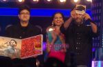 Prasoon Joshi, Sonam Kapoor and Rakesh Mehra on the sets of Indian Idol 4 in R K Studios on 17th Jan 2009 (3).JPG
