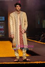 Model walk the ramp for Arjun Khanna at Gitanjali Luxury Style Fest Day 2 on 21st Jan 2009 (15).JPG