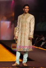 Model walk the ramp for Arjun Khanna at Gitanjali Luxury Style Fest Day 2 on 21st Jan 2009 (17).JPG