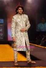 Model walk the ramp for Arjun Khanna at Gitanjali Luxury Style Fest Day 2 on 21st Jan 2009 (19).JPG