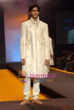 Model walk the ramp for Arjun Khanna at Gitanjali Luxury Style Fest Day 2 on 21st Jan 2009 (21).JPG