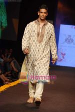 Model walk the ramp for Arjun Khanna at Gitanjali Luxury Style Fest Day 2 on 21st Jan 2009 (45).JPG