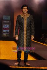Model walk the ramp for Arjun Khanna at Gitanjali Luxury Style Fest Day 2 on 21st Jan 2009 (48).JPG