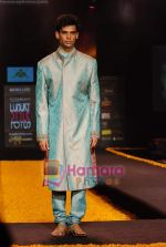 Model walk the ramp for Arjun Khanna at Gitanjali Luxury Style Fest Day 2 on 21st Jan 2009 (6).JPG