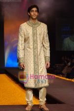 Model walk the ramp for Arjun Khanna at Gitanjali Luxury Style Fest Day 2 on 21st Jan 2009 (7).JPG