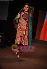Model walk the ramp for Krishna Mehta at Gitanjali Luxury Style Fest Day 2 on 21st Jan 2009 (17).JPG