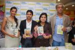 Mugdha Godse, Sudhir Mishra at Ashish Jaiswal_s True Dummy book launch in Crossword, Bandra on 27th Jan 2009 (3).JPG