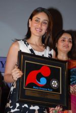 Kareena Kapoor honoured by Rotary Club in Grand Hyatt on 1st Feb 2009 (22).JPG
