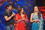 Shahrukh Khan, Farah Khan, Karisma Kapoor at Nach Baliye 4 finale in Filmcity Studios, Mumbai on 1st Feb 2009 (39).JPG