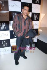 Hemant Trivedi at the launch of Hemant Trivedi_s Menswear Collection in Oberoi Mall on 4th Feb 2009 (2).JPG