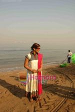 Sonali Kulkarni visited dadar beach for The Greenathon on 7th  Feb 2009  (2).jpg