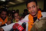 Irrfan Khan, Rasool receive a rousing welcome in International Airport, Mumbai on 25th Feb 2009 (9).JPG