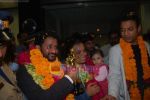 Rasool & Irrfan Khan receive a rousing welcome in International Airport, Mumbai on 25th Feb 2009 (3).JPG