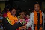 Rasool & Irrfan Khan receive a rousing welcome in International Airport, Mumbai on 25th Feb 2009 (2).JPG