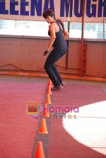 Sameera Reddy reveals her fitness regime in Leena Mogre, Bandra, Mumbai on 25th Feb 2009 (25).JPG