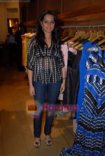 at the showcase of Rakesh Agarwal_s Collection at Chamomile, Bandra on 13th March 2009 (65).JPG