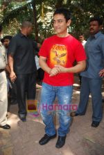 Aamir Khan_s birthday cleberated by media in Bandra on 14th March 2009 (12).JPG