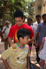 Aamir Khan_s birthday cleberated by media in Bandra on 14th March 2009 (24).JPG