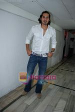 Dino Morea at the launch of Waves Gym in Andheri on 18th March 2009 (42).JPG