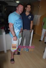 Dino Morea, Dorian Yates at Gold Gym event in Bandra on 23rd March 2009 (3).JPG