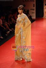 Model walk the ramp for Manish Malhotra Show at LIFW on 27th March 2009 (104).JPG