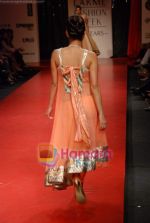 Model walk the ramp for Manish Malhotra Show at LIFW on 27th March 2009 (112).JPG