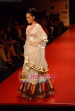 Model walk the ramp for Manish Malhotra Show at LIFW on 27th March 2009 (121).JPG