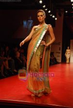 Model walk the ramp for Manish Malhotra Show at LIFW on 27th March 2009 (58).JPG