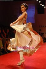 Model walk the ramp for Manish Malhotra Show at LIFW on 27th March 2009 (62).JPG