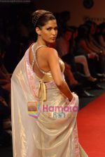 Model walk the ramp for Manish Malhotra Show at LIFW on 27th March 2009 (90).JPG