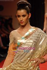 Model walk the ramp for Manish Malhotra Show at LIFW on 27th March 2009 (91).JPG