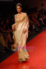 Model walk the ramp for Manish Malhotra Show at LIFW on 27th March 2009 (94).JPG