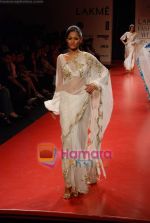 Model walk the ramp for Manish Malhotra Show at LIFW on 27th March 2009 (97).JPG