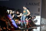 Akshay Kumar walk on the ramp for Levis show by Tarun Tahiliani at Lakme Fashion Week 2009 on 30th March 2009 (11).JPG